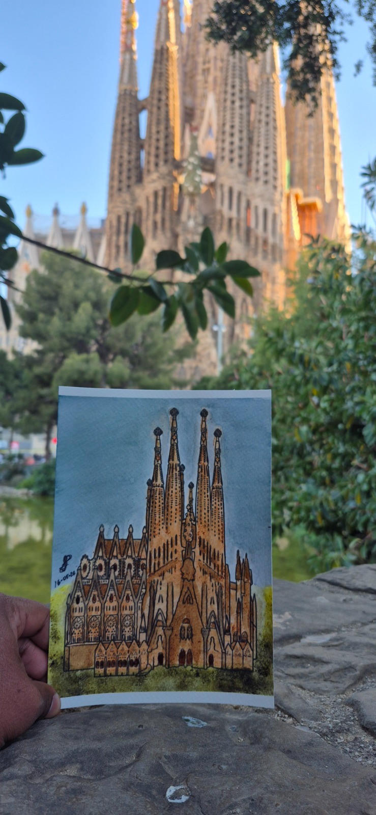 Postal pintada de la Sagrada Família frente al monumento