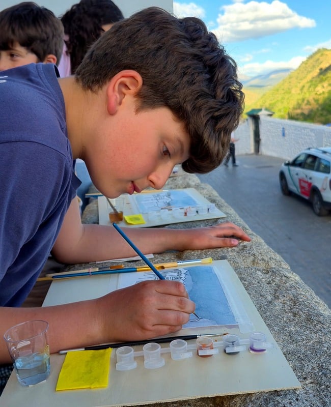 Niño pintando con acuarelas