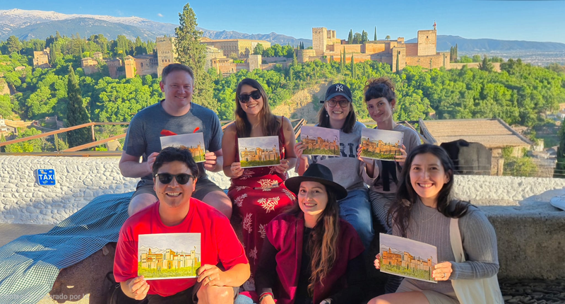 Grupo mostrando sus postales pintadas