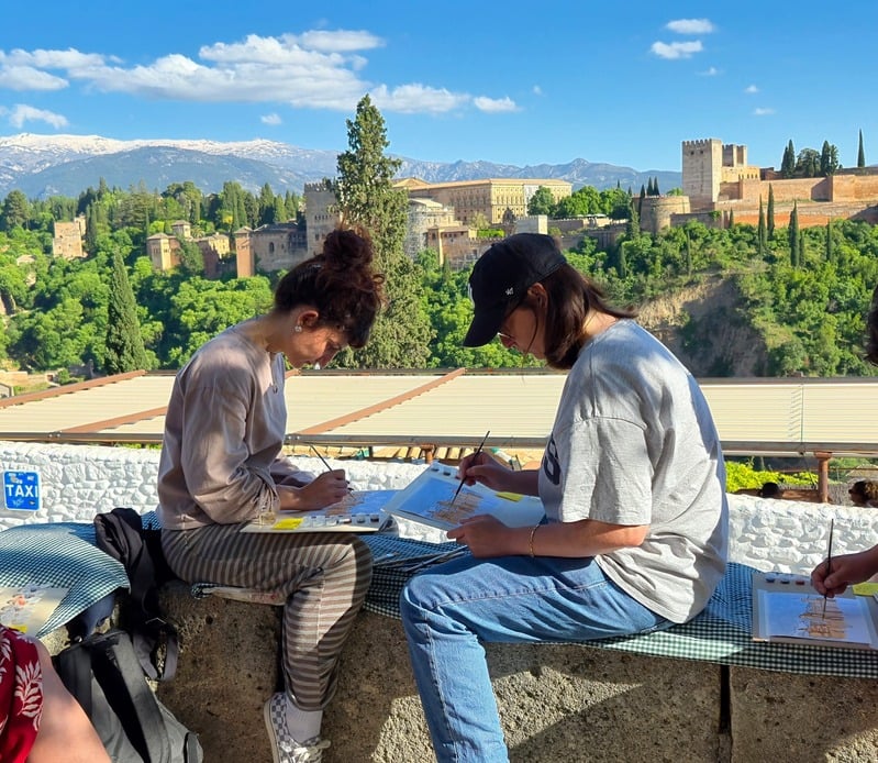 Dos personas pintando al aire libre